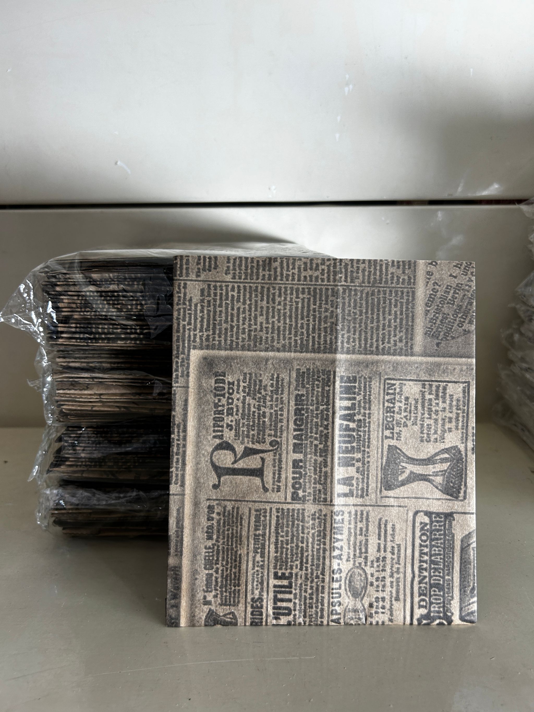 “RETRO NEWSPAPER PRINTS TREAT TAKEOUT BAGS - 7” x 5.5” - PACK OF 50 PIECES / BROWN   _6