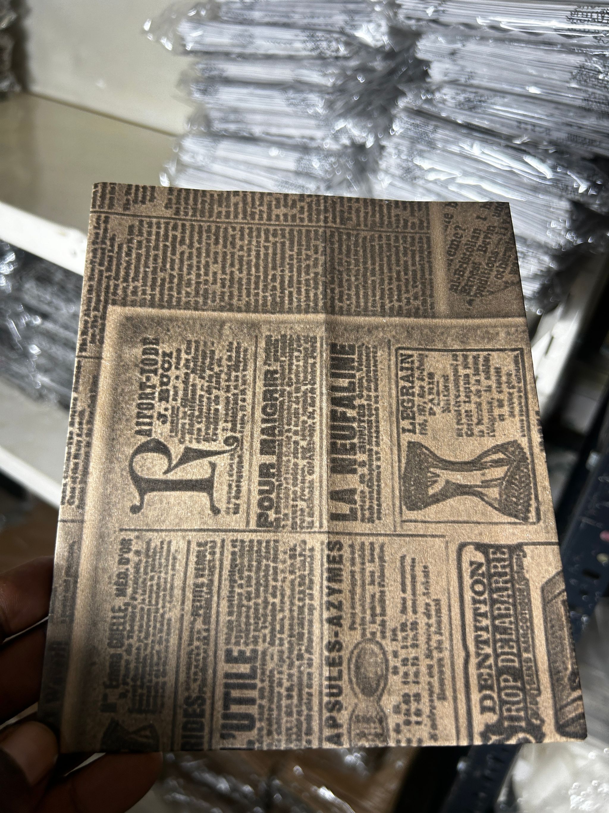 “RETRO NEWSPAPER PRINTS TREAT TAKEOUT BAGS - 7” x 5.5” - PACK OF 50 PIECES / BROWN   _2