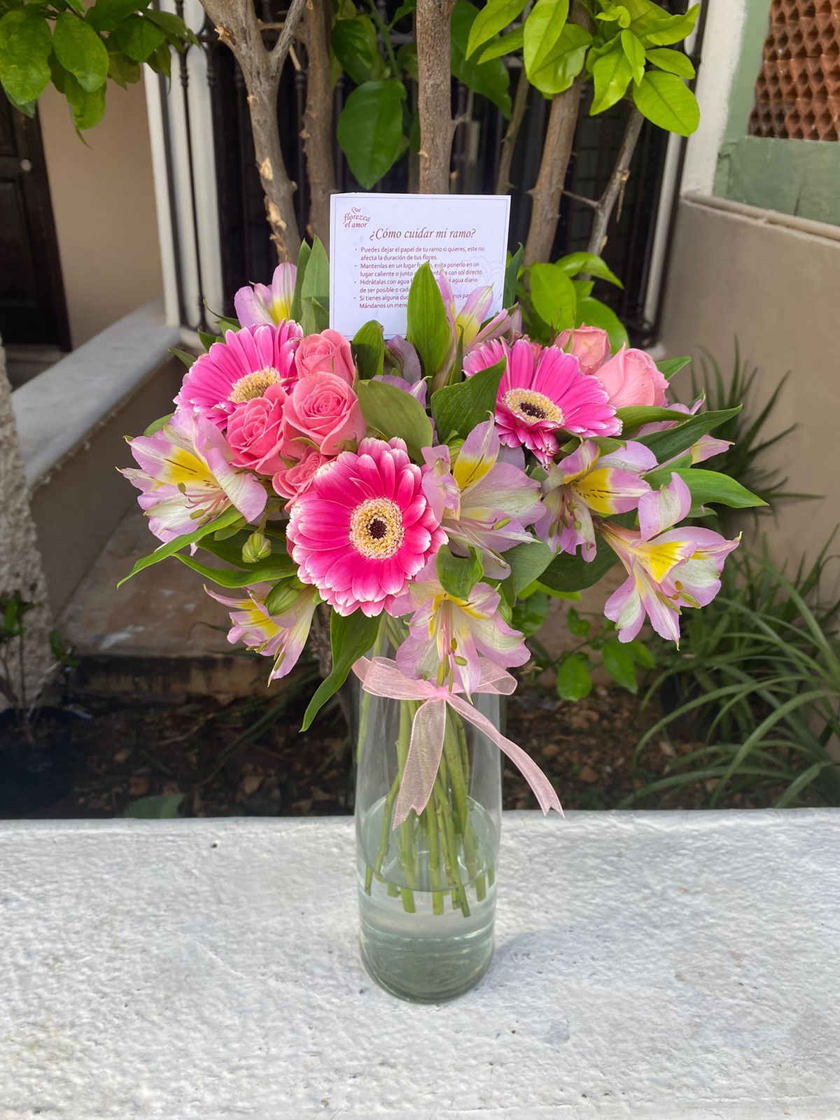 Jarrón de mini rosas & Gerberas_0