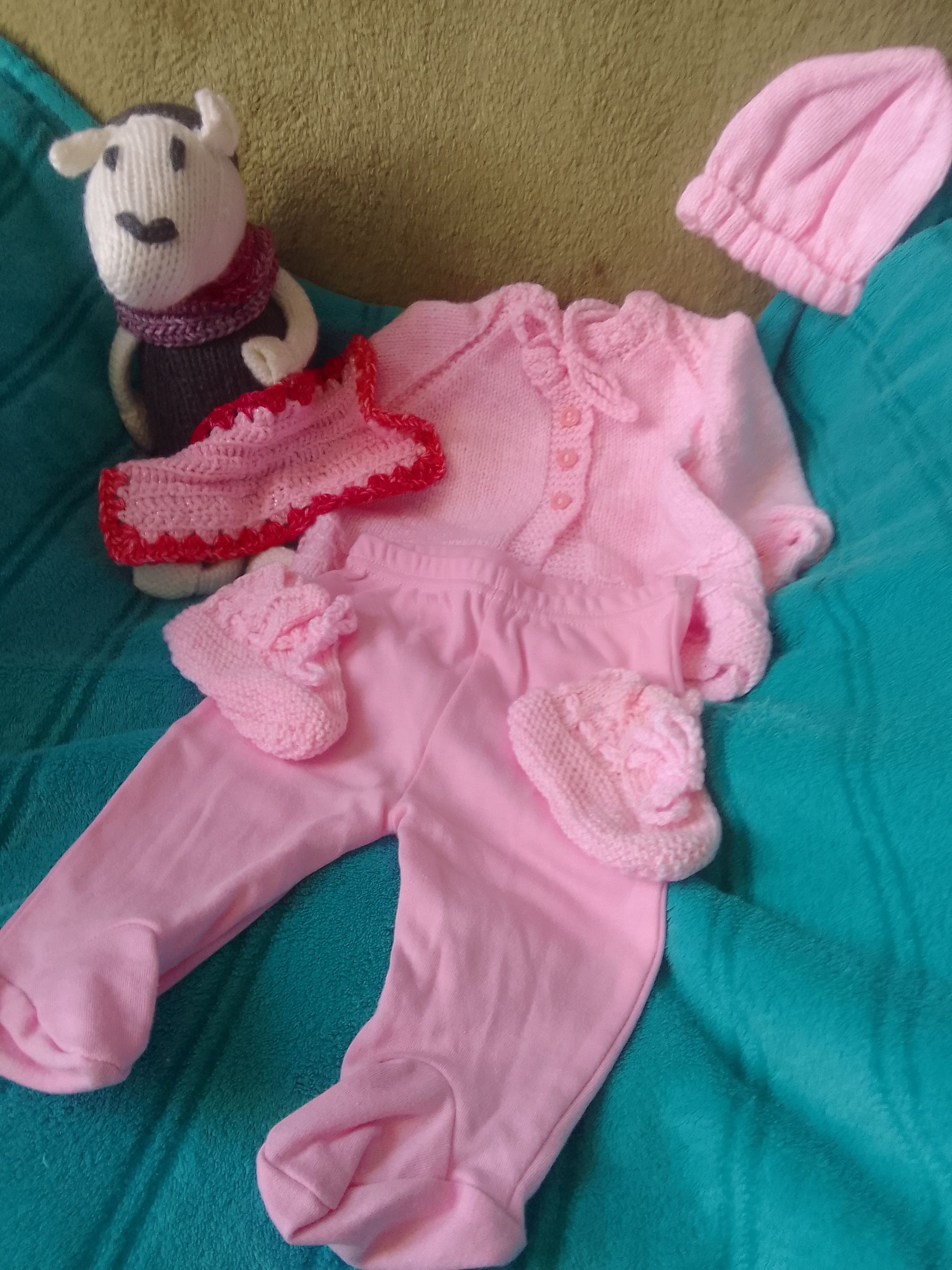 A baby set and a lambkin toy_0