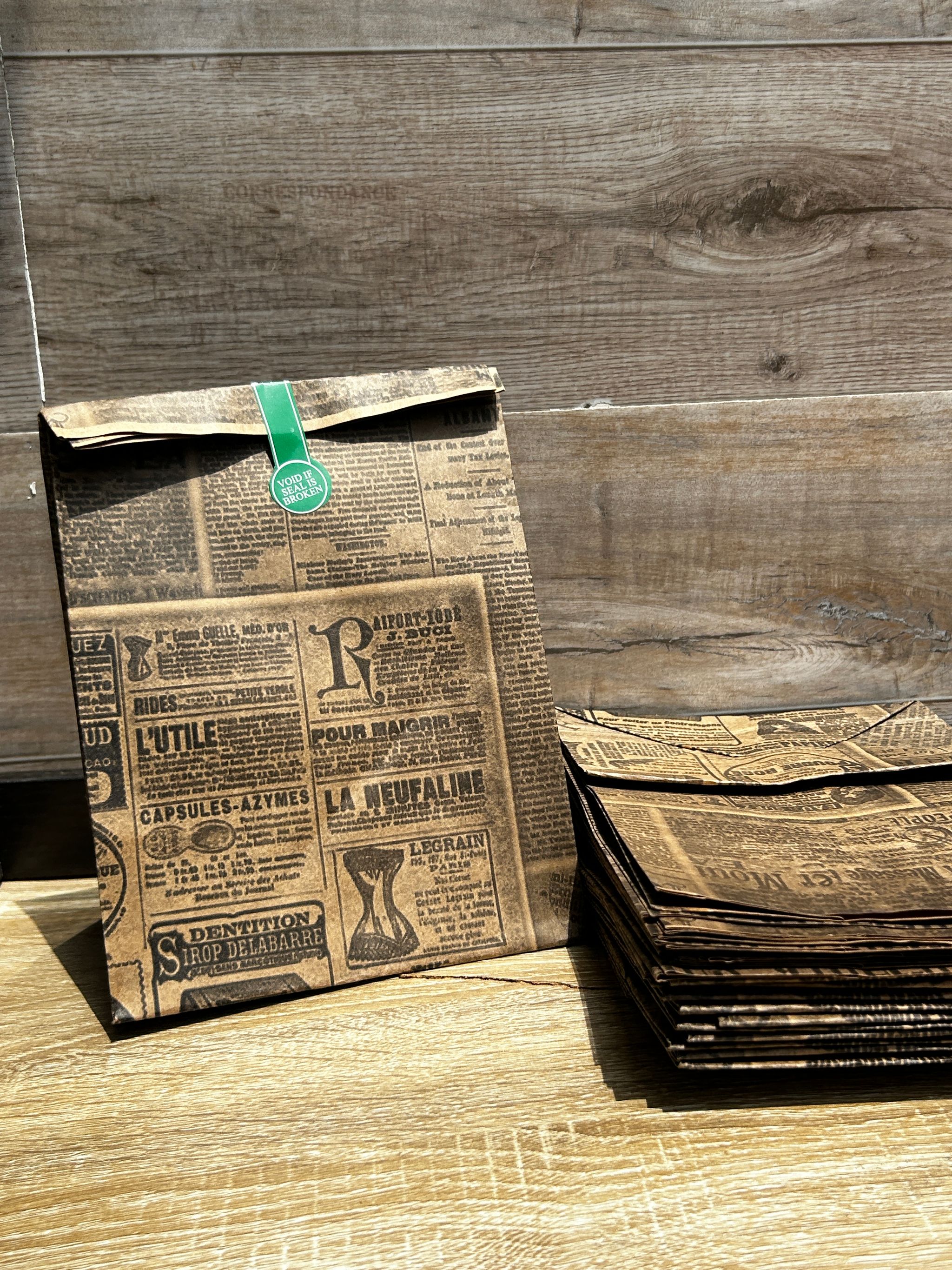 “NEWSPAPER PRINTS” TAKEOUT BAGS - 10” x 7” x 5.5” - PACK OF 100 BAGS_2