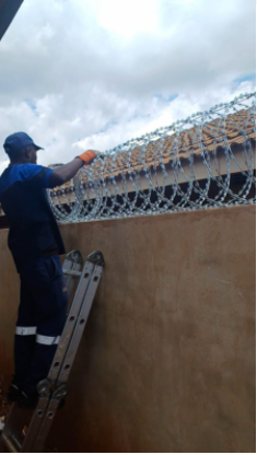 Razor wire installation_0