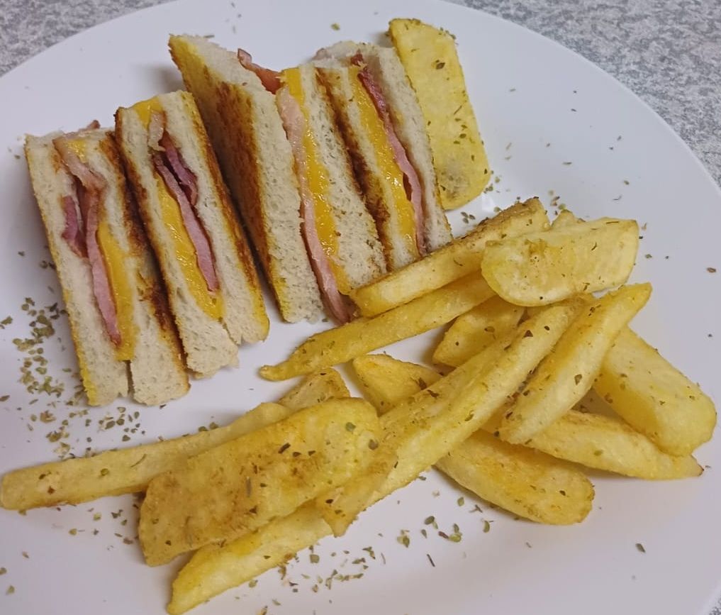 HAM,CHEESE TOASTED & CHIPS_0