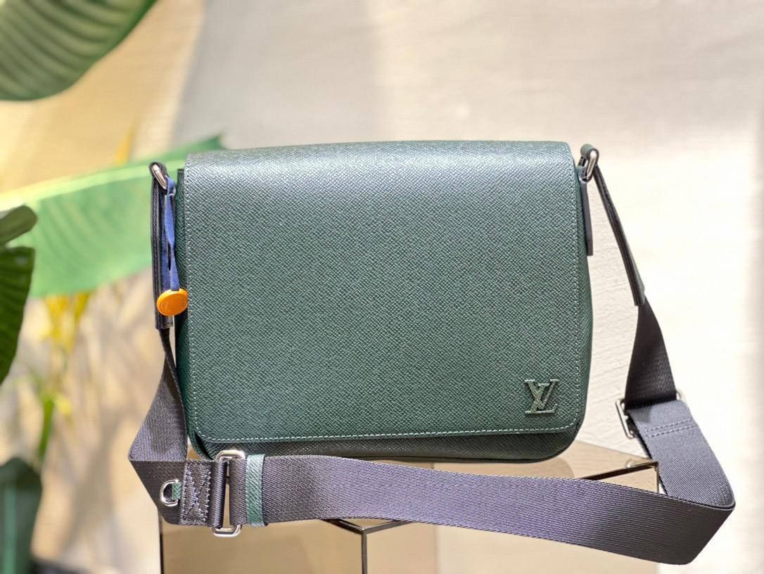  LOUIS VUITTON Takeoff Messenger bag_0