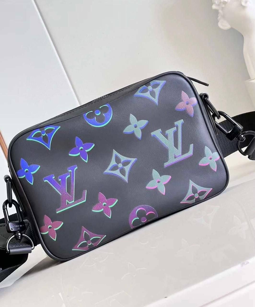  LOUIS VUITTON Comet Messenger PM Shoulder Bag _1