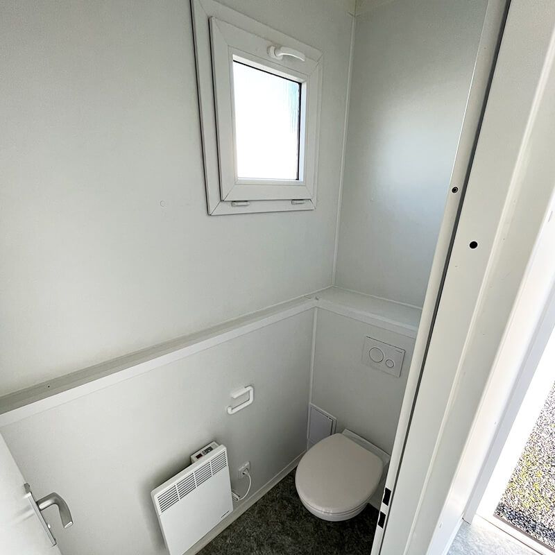 CONTENEUR DE BUREAU AVEC BAIES VITRÉES, TOILETTES + VESTIBULE 45 M²_1