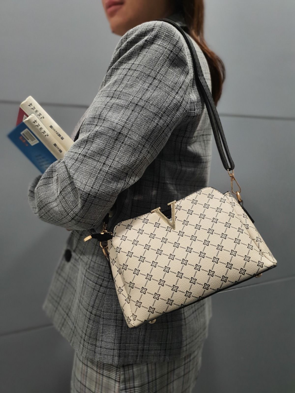 Vintage Print Crossbody Bag V Letter _0