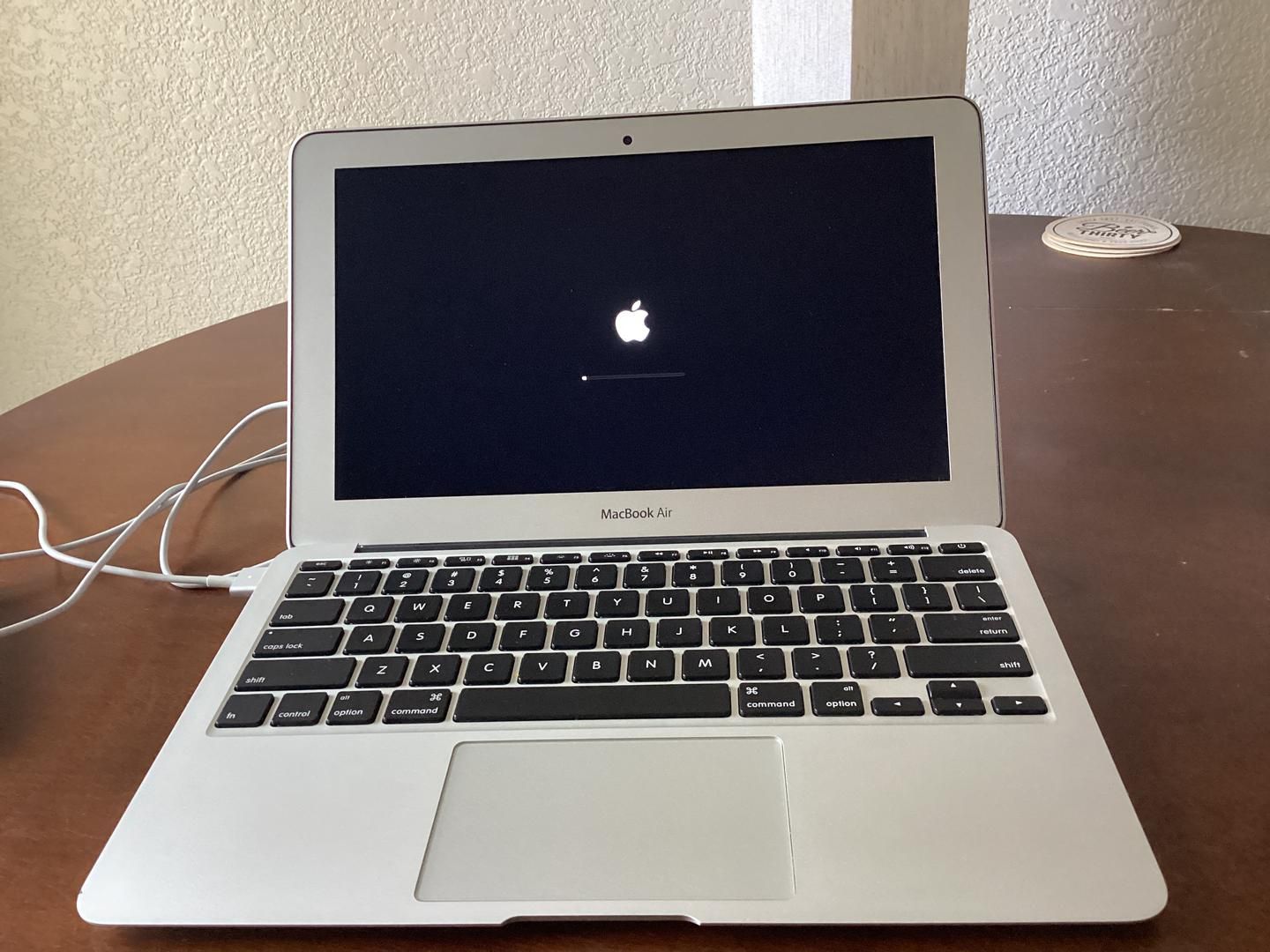 MacBook Air-11 2014 128 GB Silver 4 GB (USED)_2