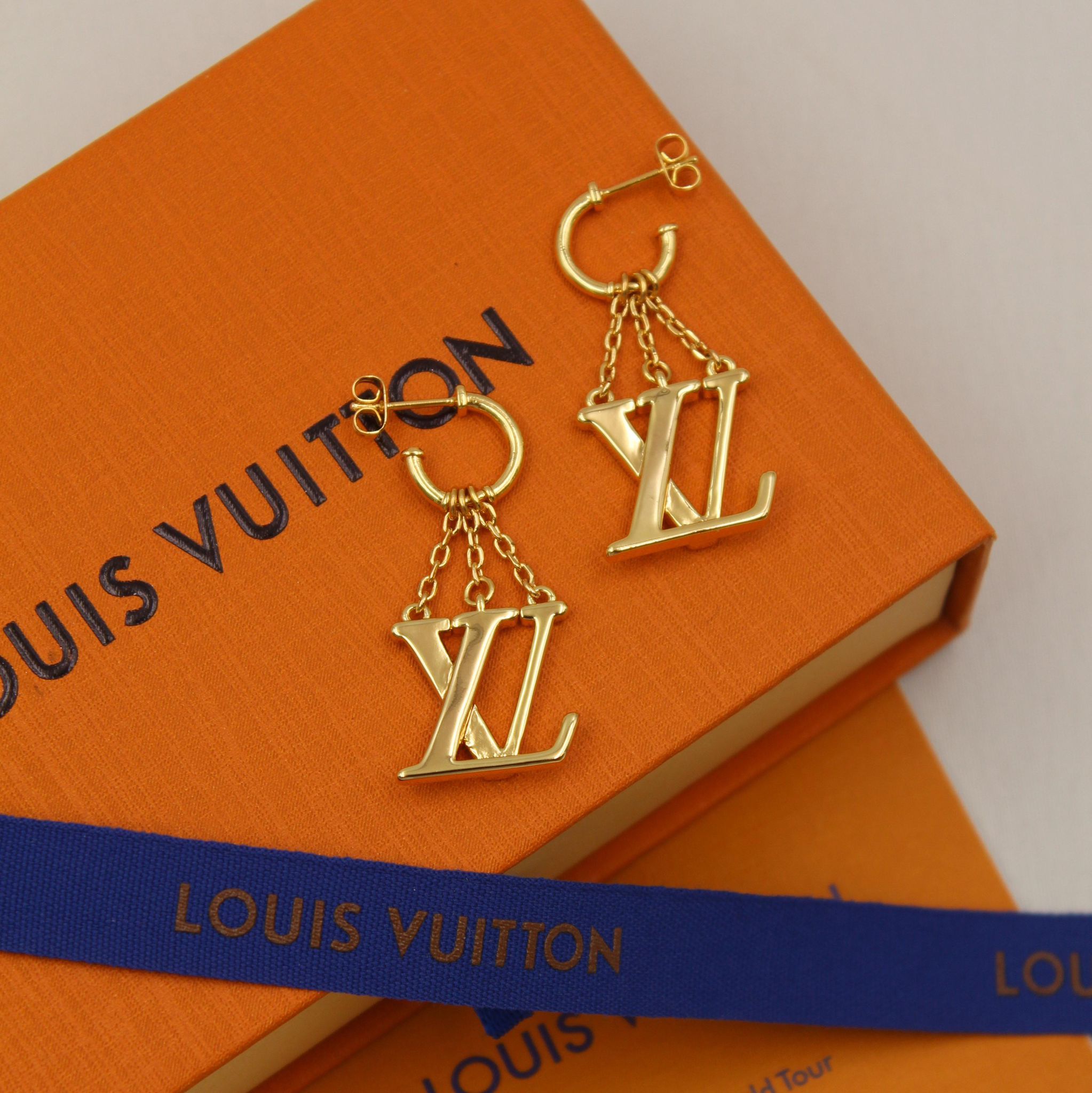 LOUIS VUITTON  _0