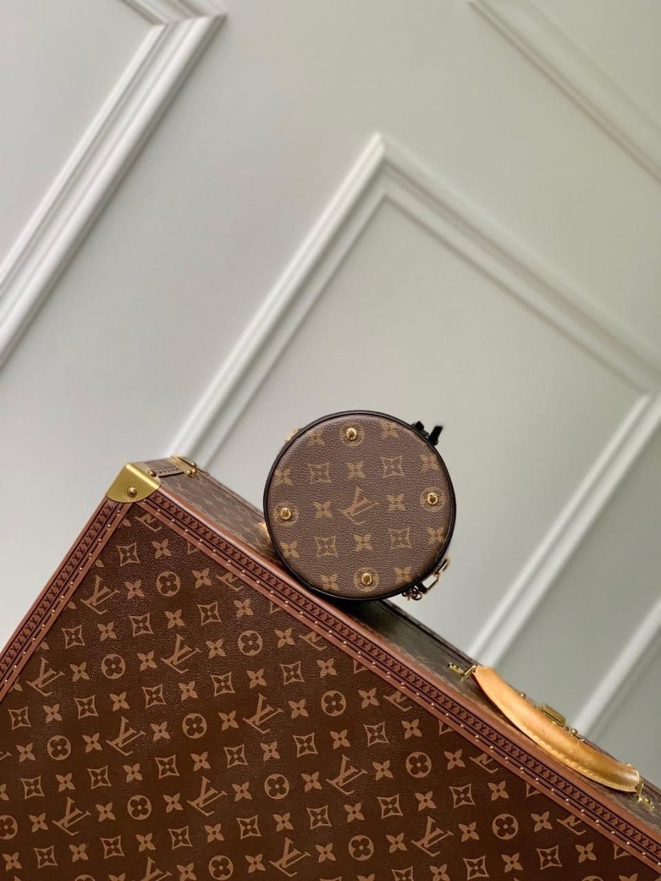 LOUIS VUITTON Canoe bag_8