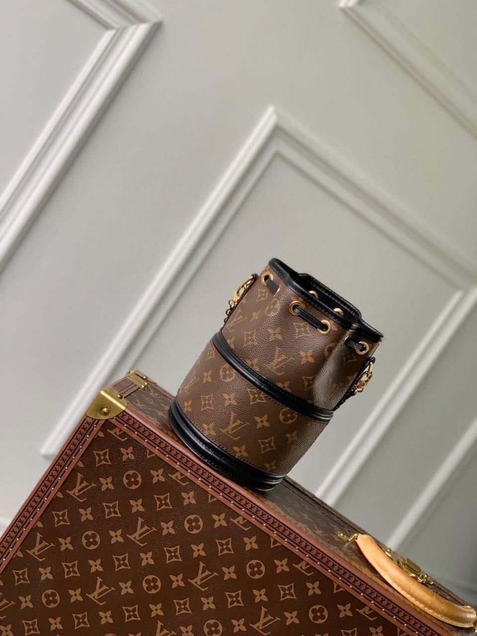 LOUIS VUITTON Canoe bag_3