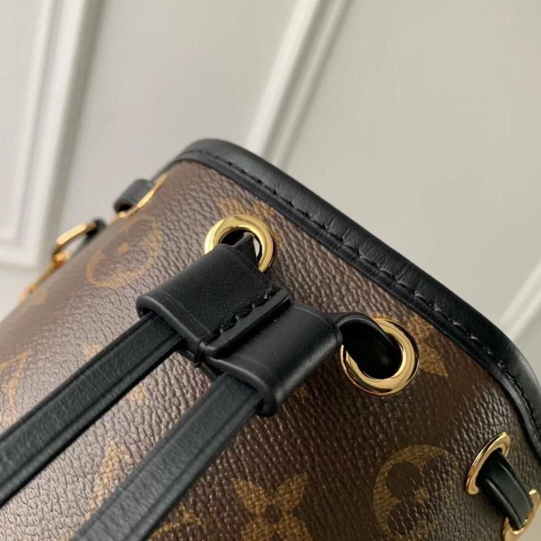 LOUIS VUITTON Canoe bag_5