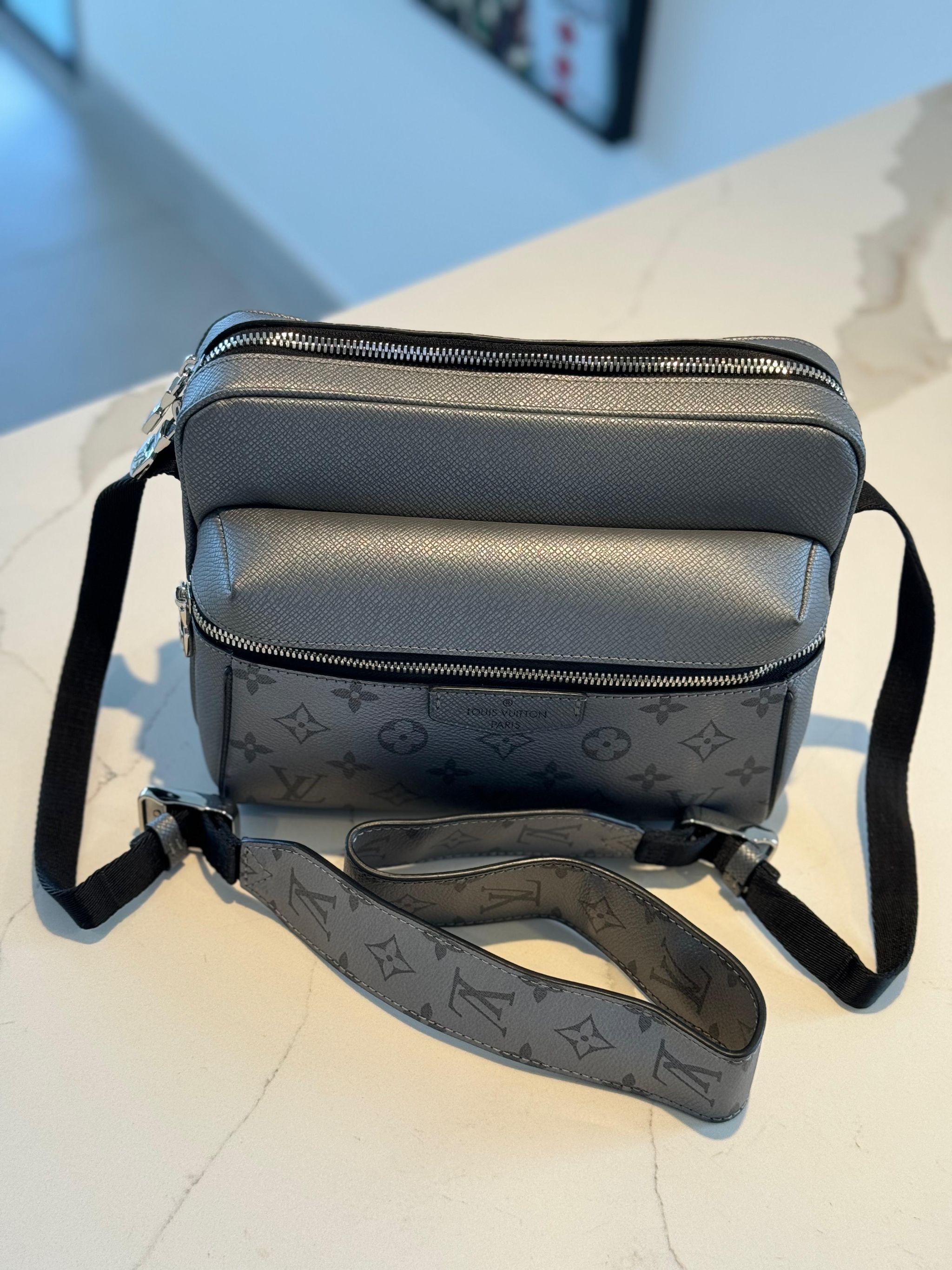 LOUIS VUITTON Outdoor messenger_1