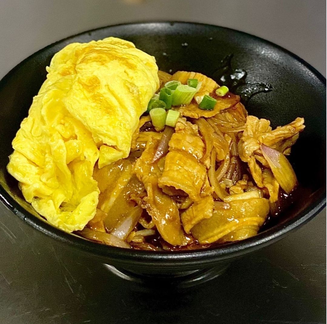 B) 猪肉荷包蛋盖饭 (Signature Pork Rice Bowl With Egg)_0