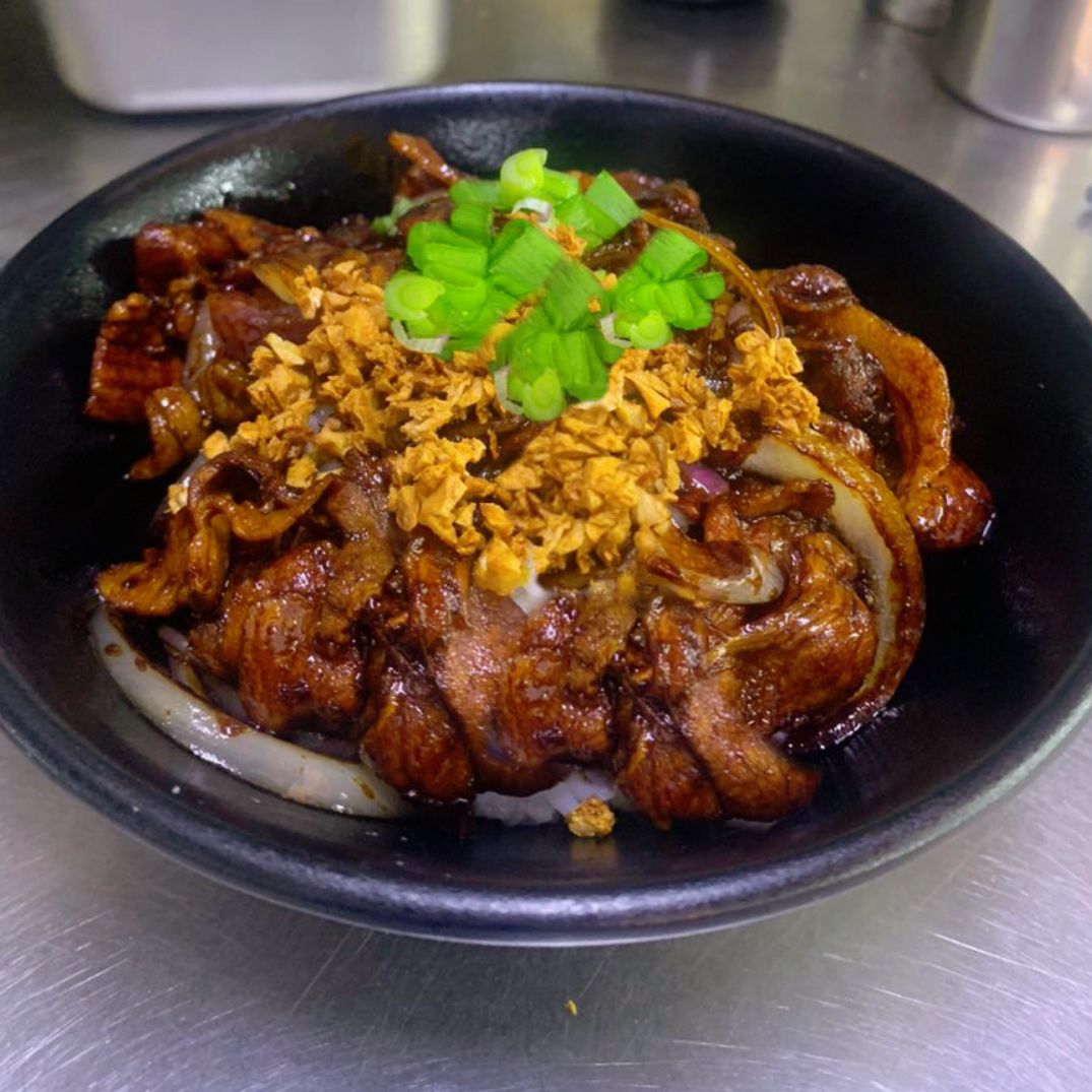 J) 蒜香猪肉盖饭 (Garlic Pork Rice Bowl)_0