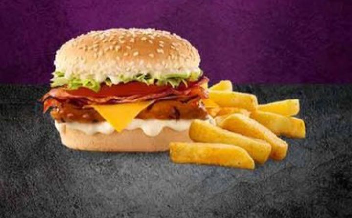 Macon and cheese chicken burger meal _0
