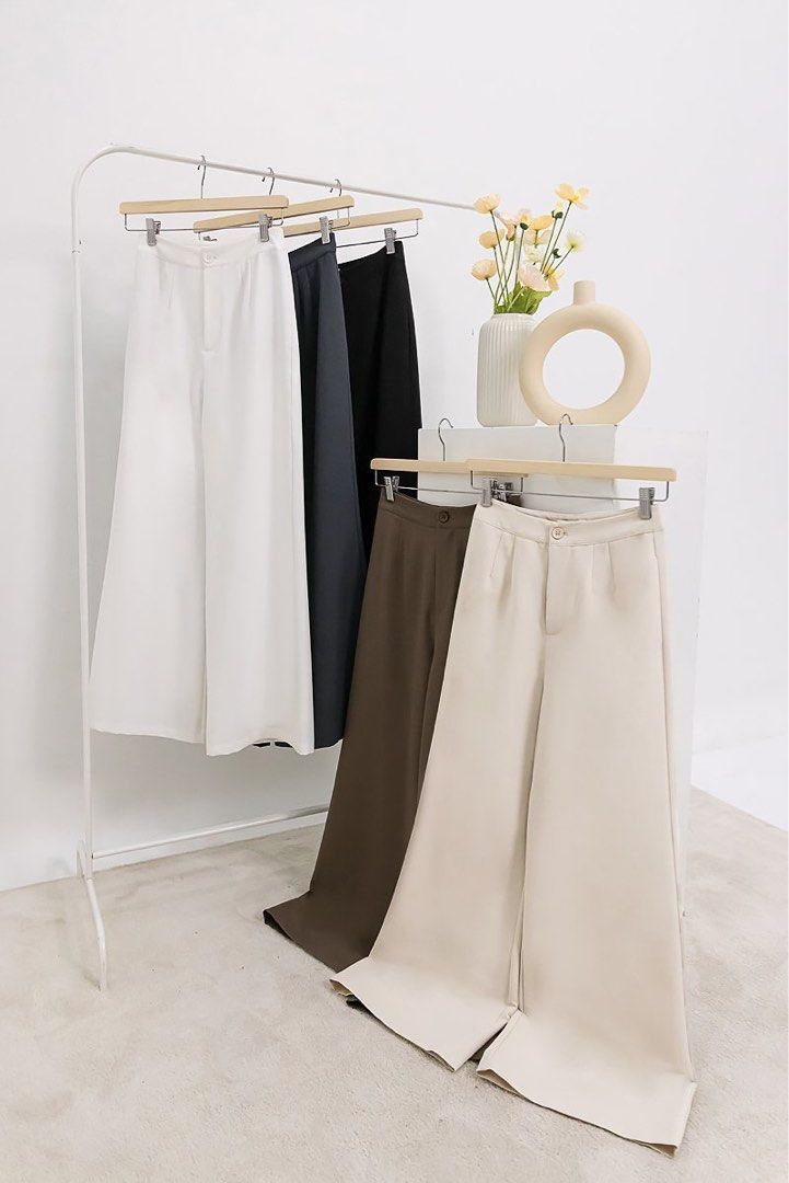 Kensley Pleated Wide Leg Pants in Black (S)_1