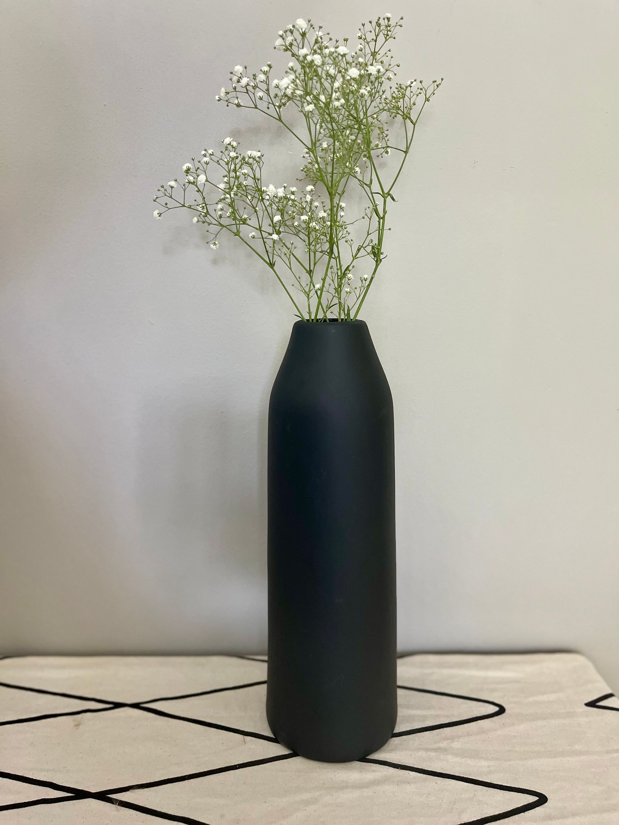 Black ceramic vase_0