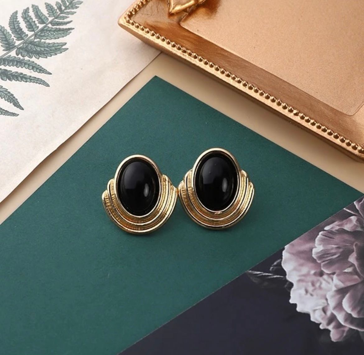 boucles d'oreilles noires avec bordure dorée_0