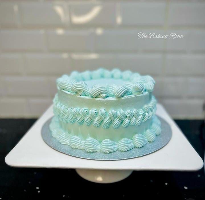 Vanilla Cake with Vanilla Whipped cream_0