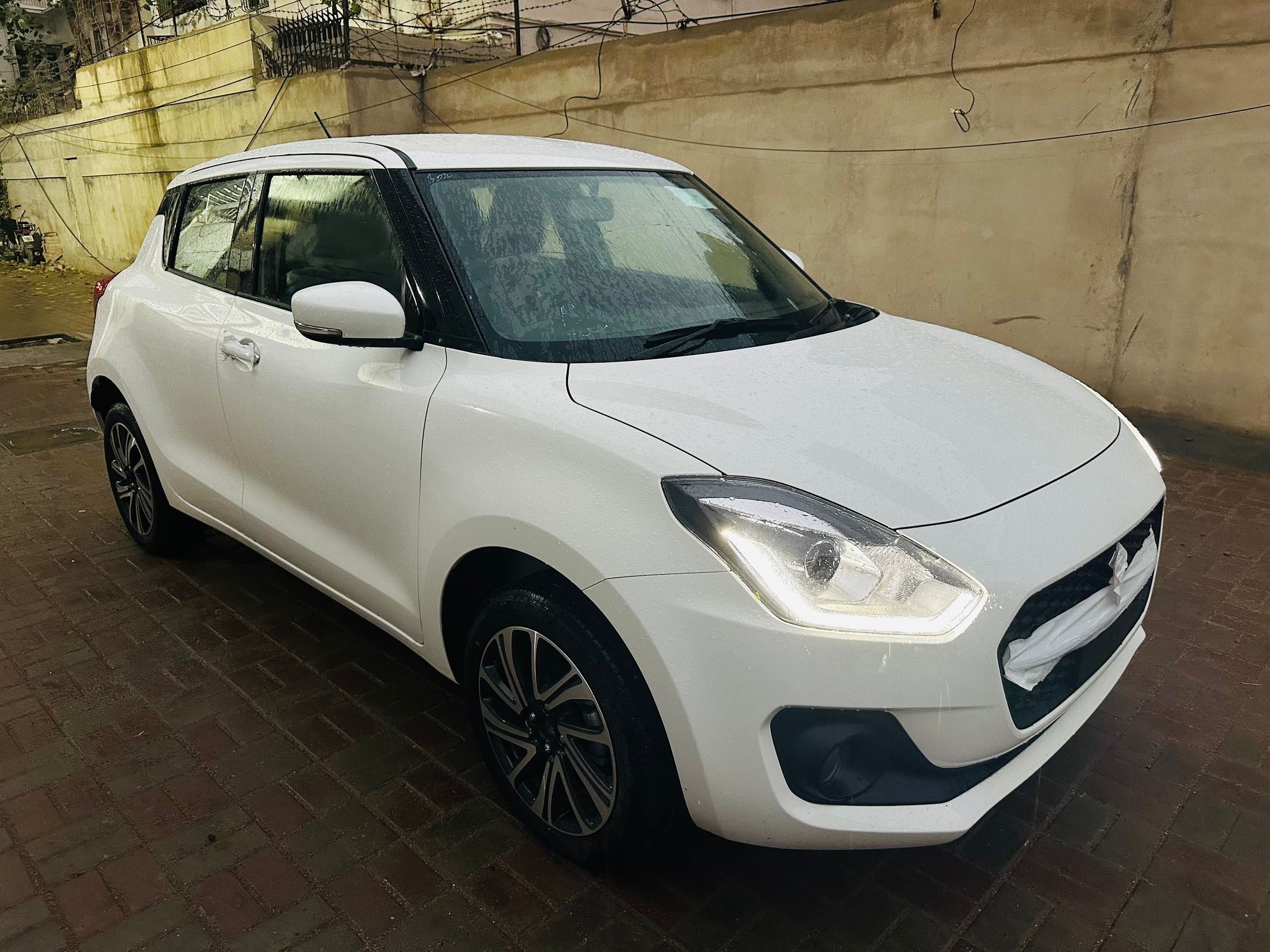 Suzuki Swift 2024 GLX White_0