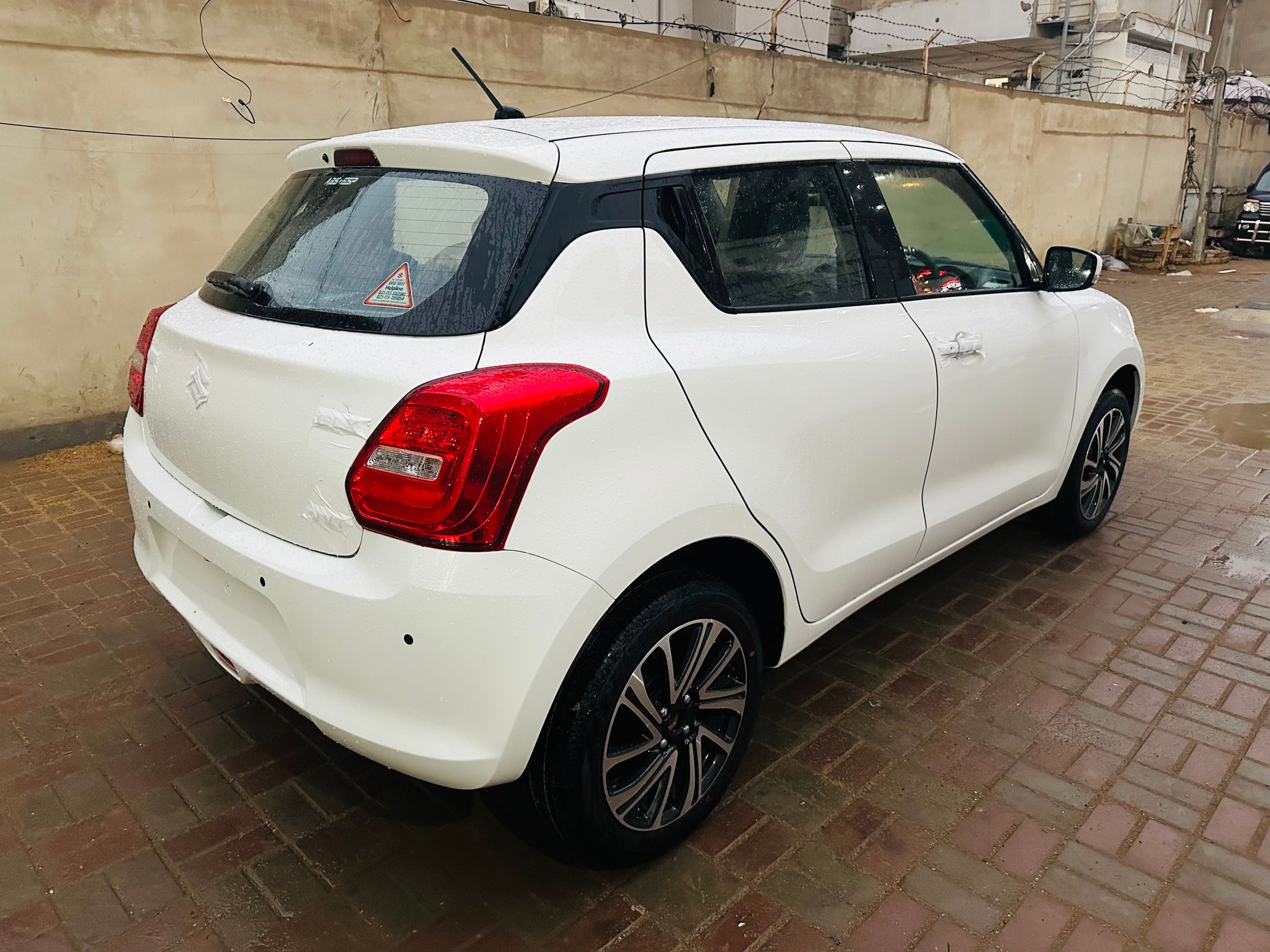 Suzuki Swift 2024 GLX White_3