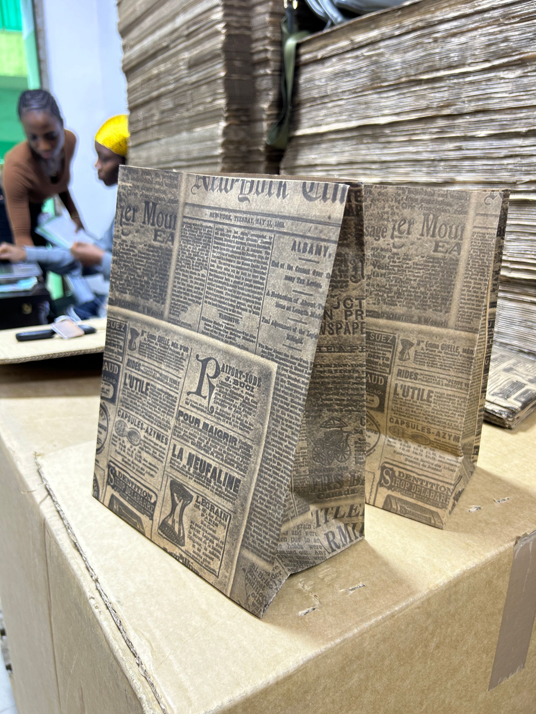 “NEWSPAPER PRINTS” TAKEOUT BAGS - 10” x 8” x 5” _0