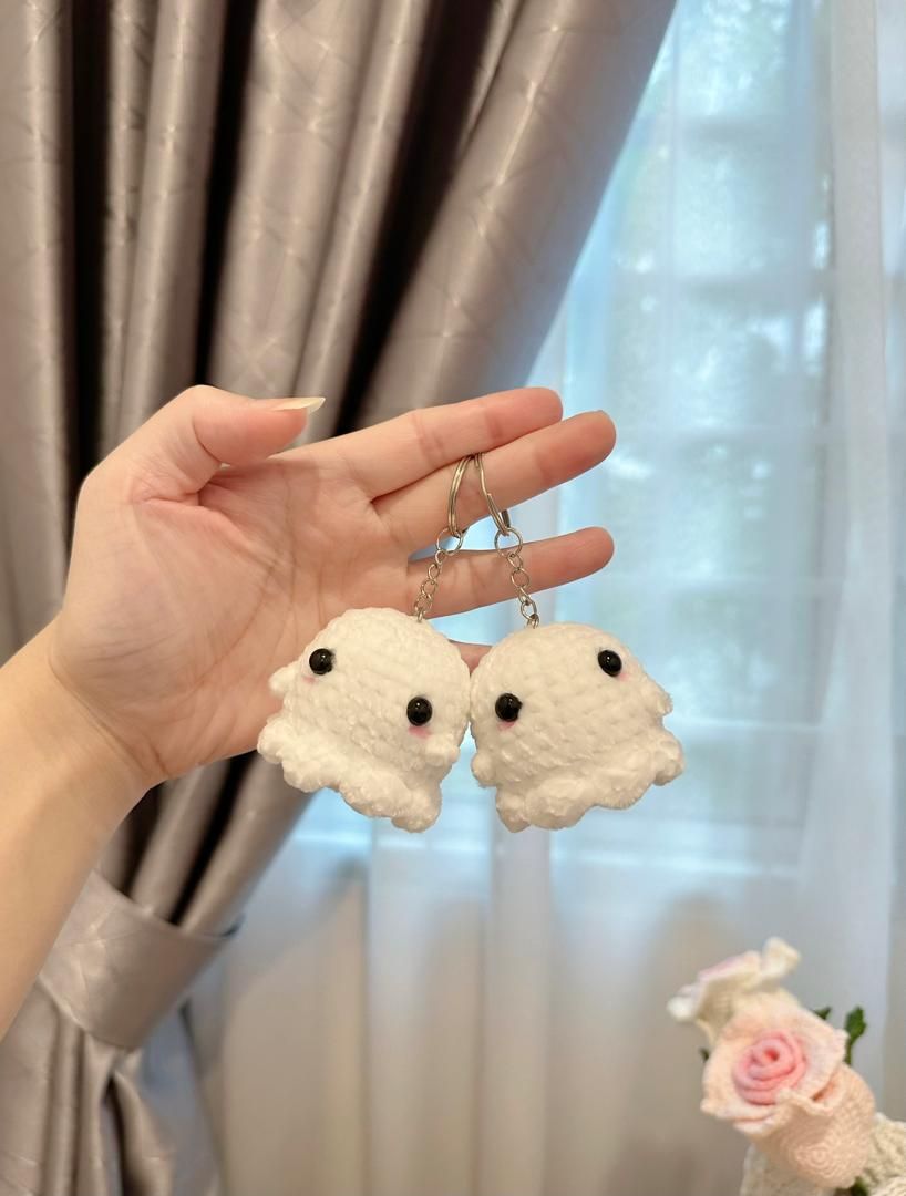 Crochet Halloween Ghost Keychain_0