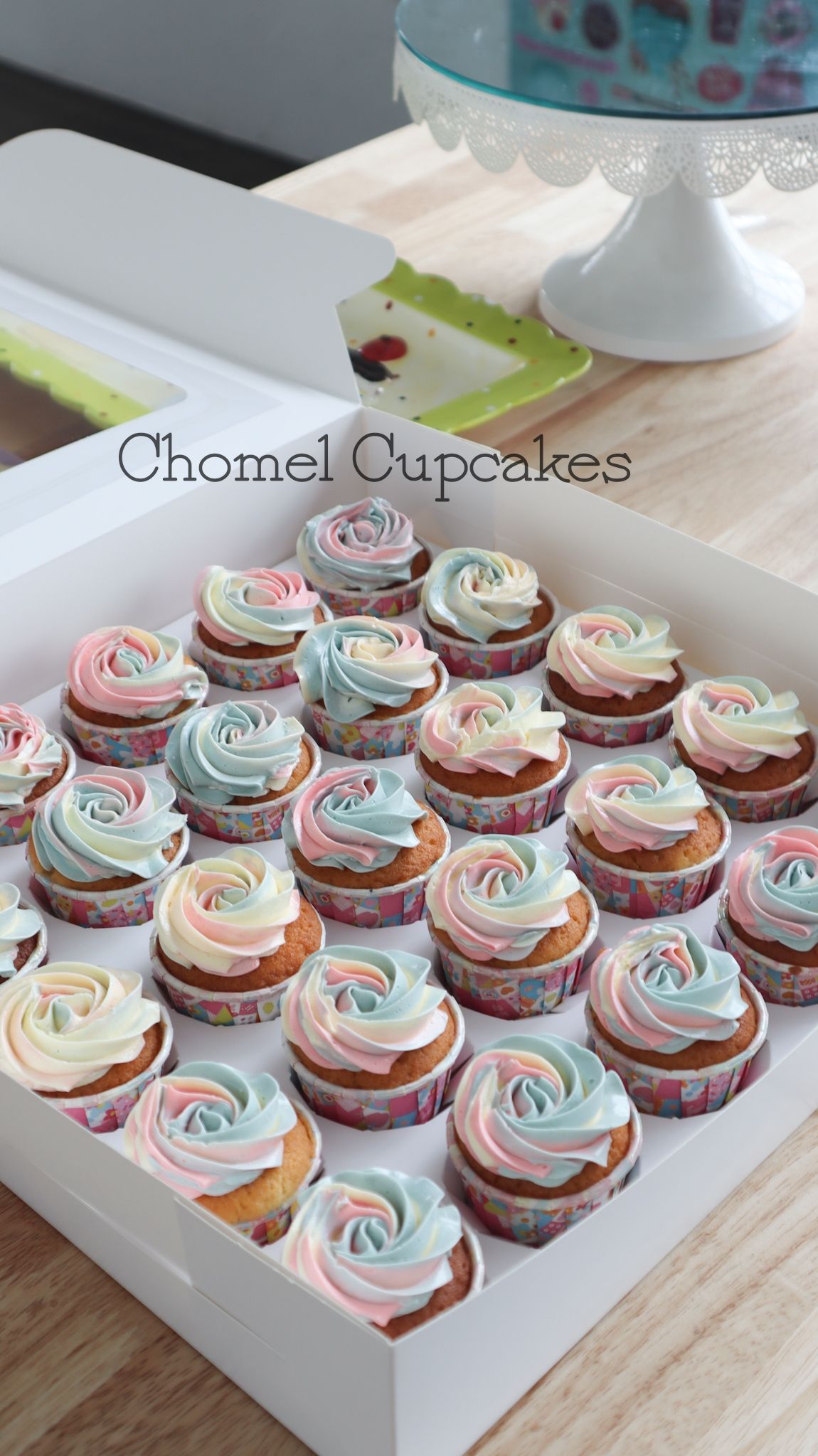 Vanilla Butter Cupcakes with Swiss Meringue Buttercream_1