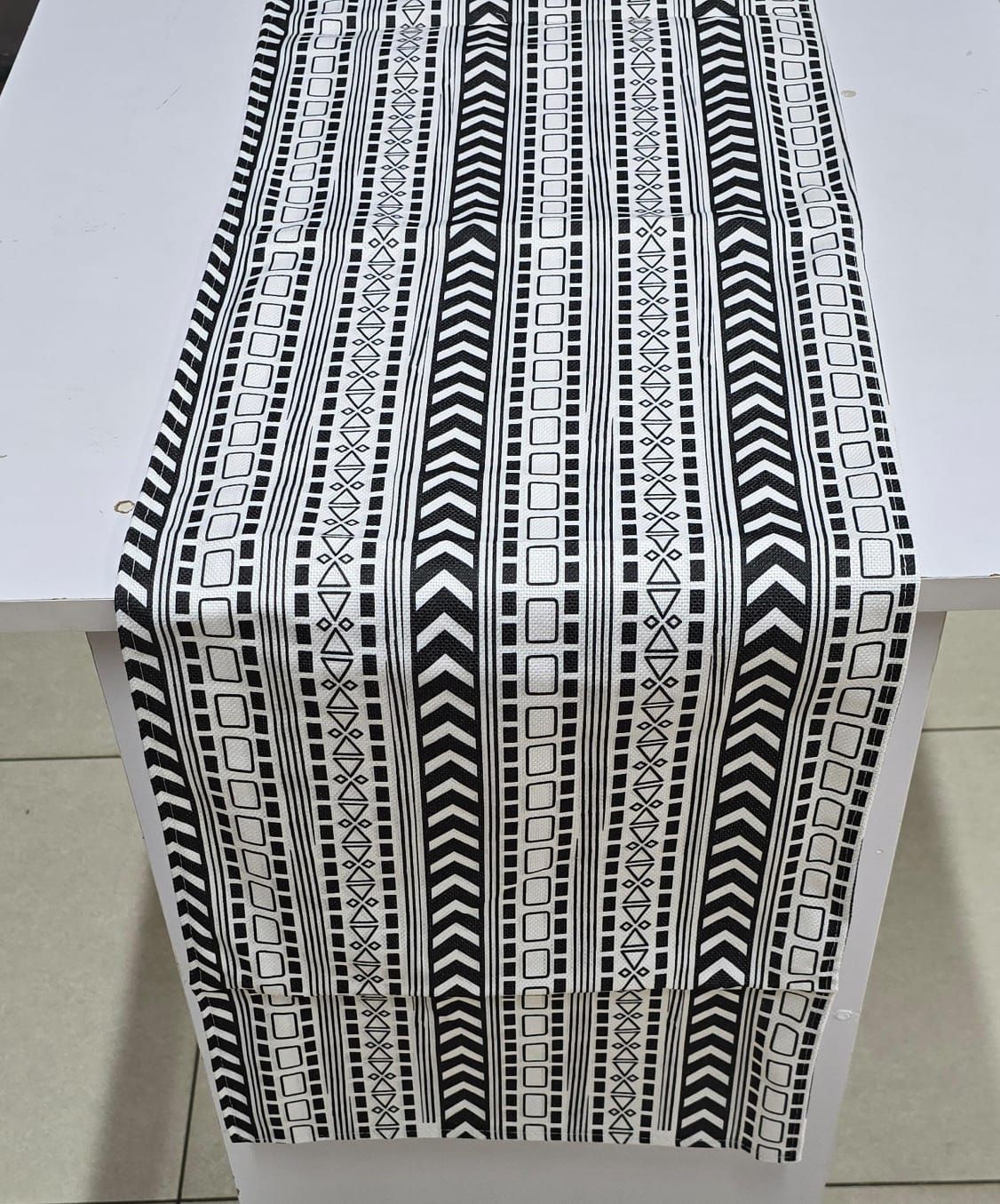 Unique and Elegant Table Runners_0