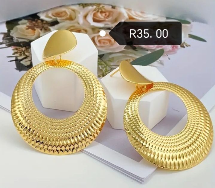 Gold Hoop Earrings_0