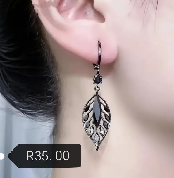 Black Stone Feather type Earrings_0