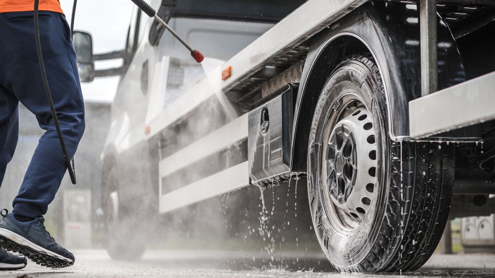 Truck Wash.                                غسيل كميونات وتشحيم_4