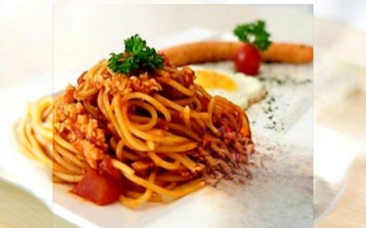 BOLOGNESE BEEF FOOTLONG SAUSAGE AND EGG _0