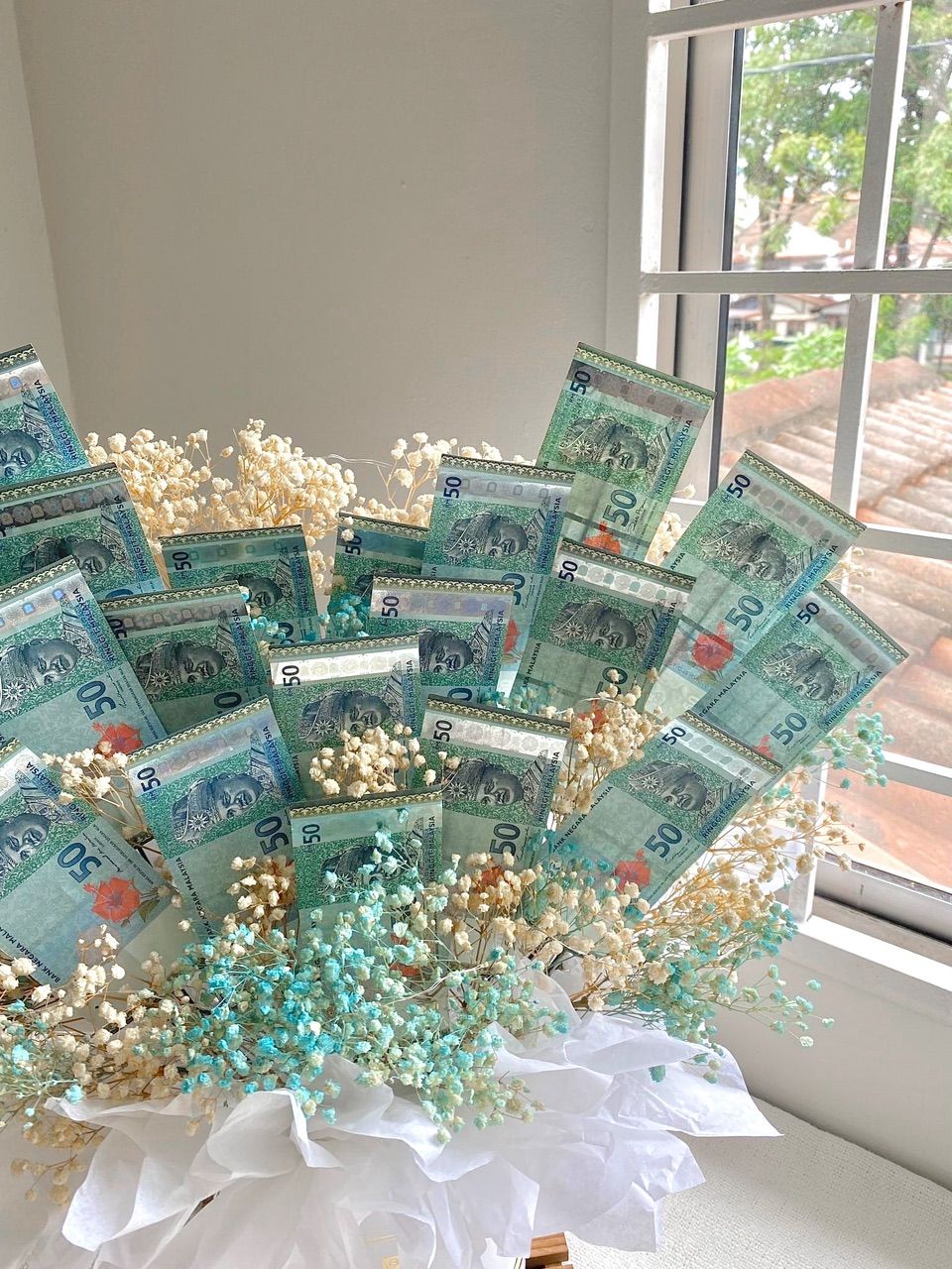 Money with baby breath flower box_1