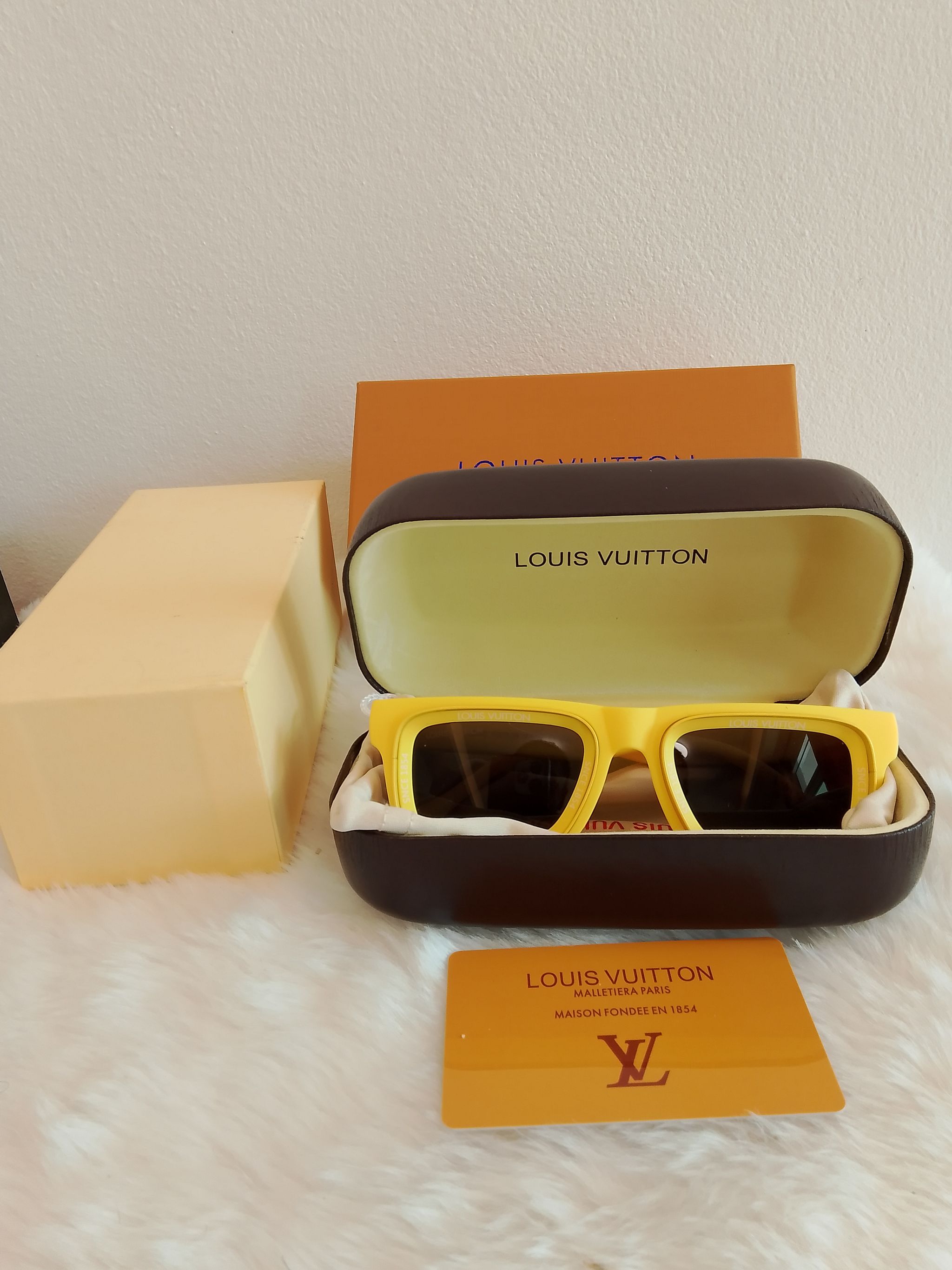 LV  exceptional quality sunshades ,frames crafted from modern rubber-effect nylon_0