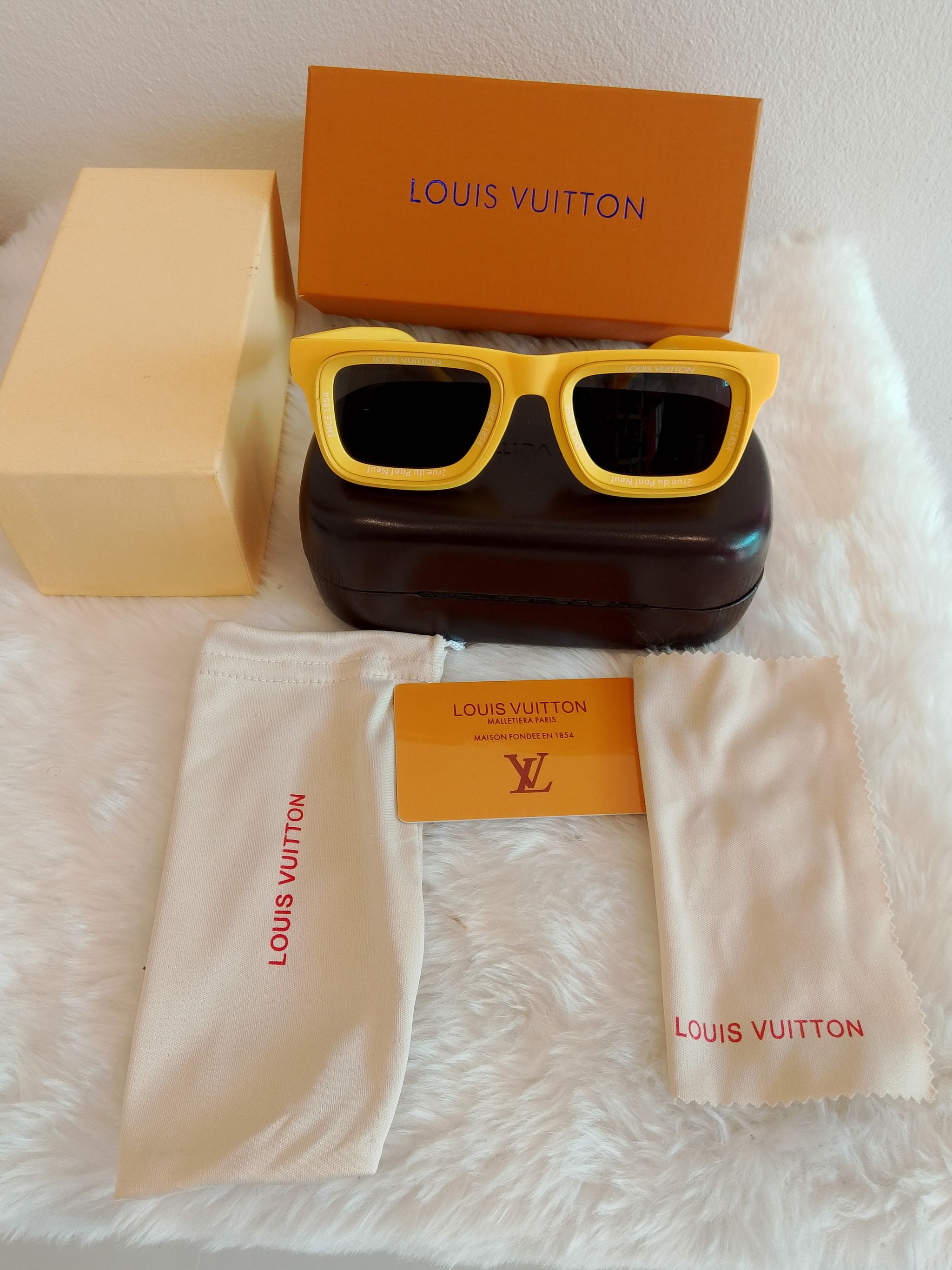 LV  exceptional quality sunshades ,frames crafted from modern rubber-effect nylon_4