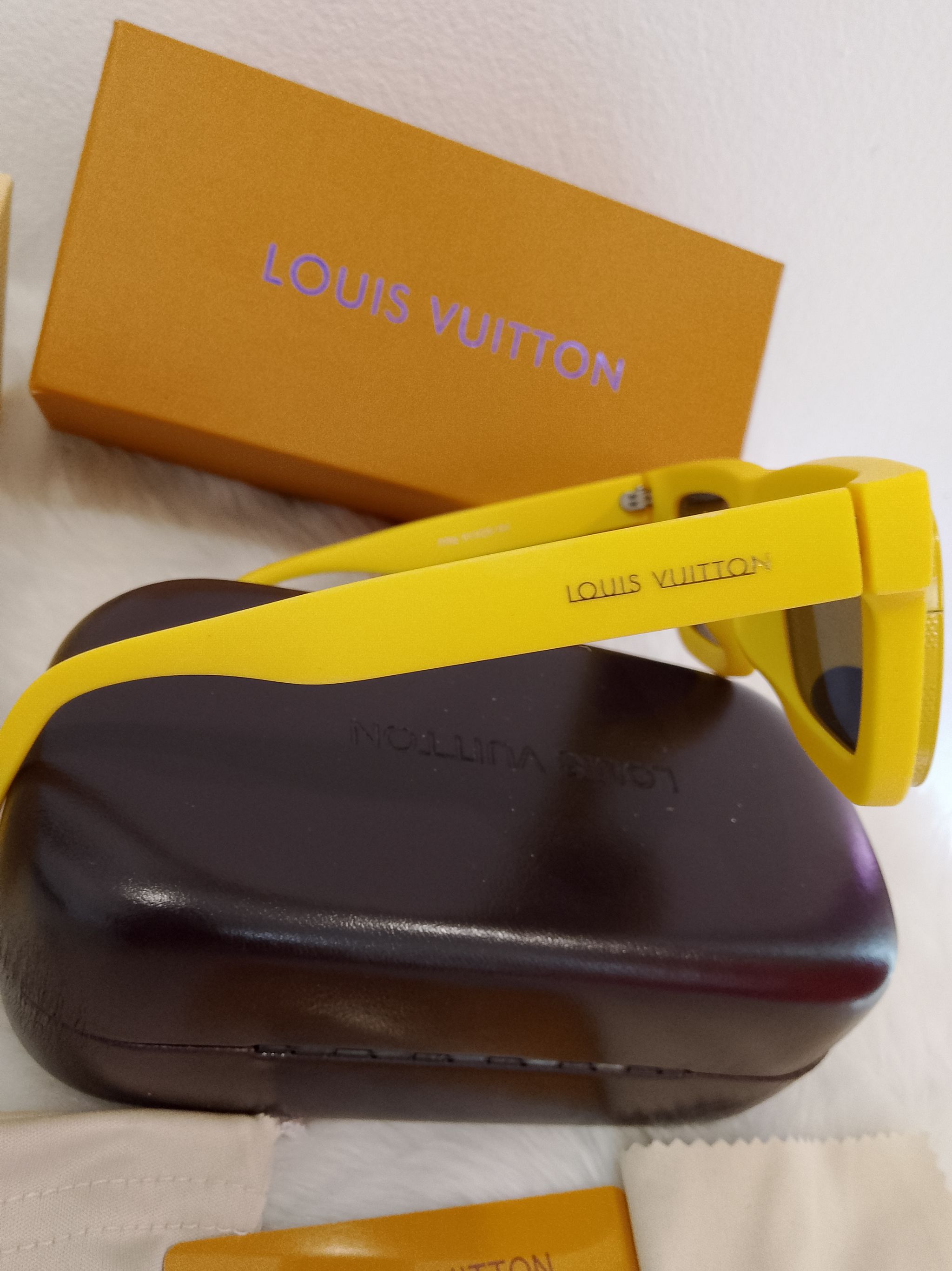 LV  exceptional quality sunshades ,frames crafted from modern rubber-effect nylon_3