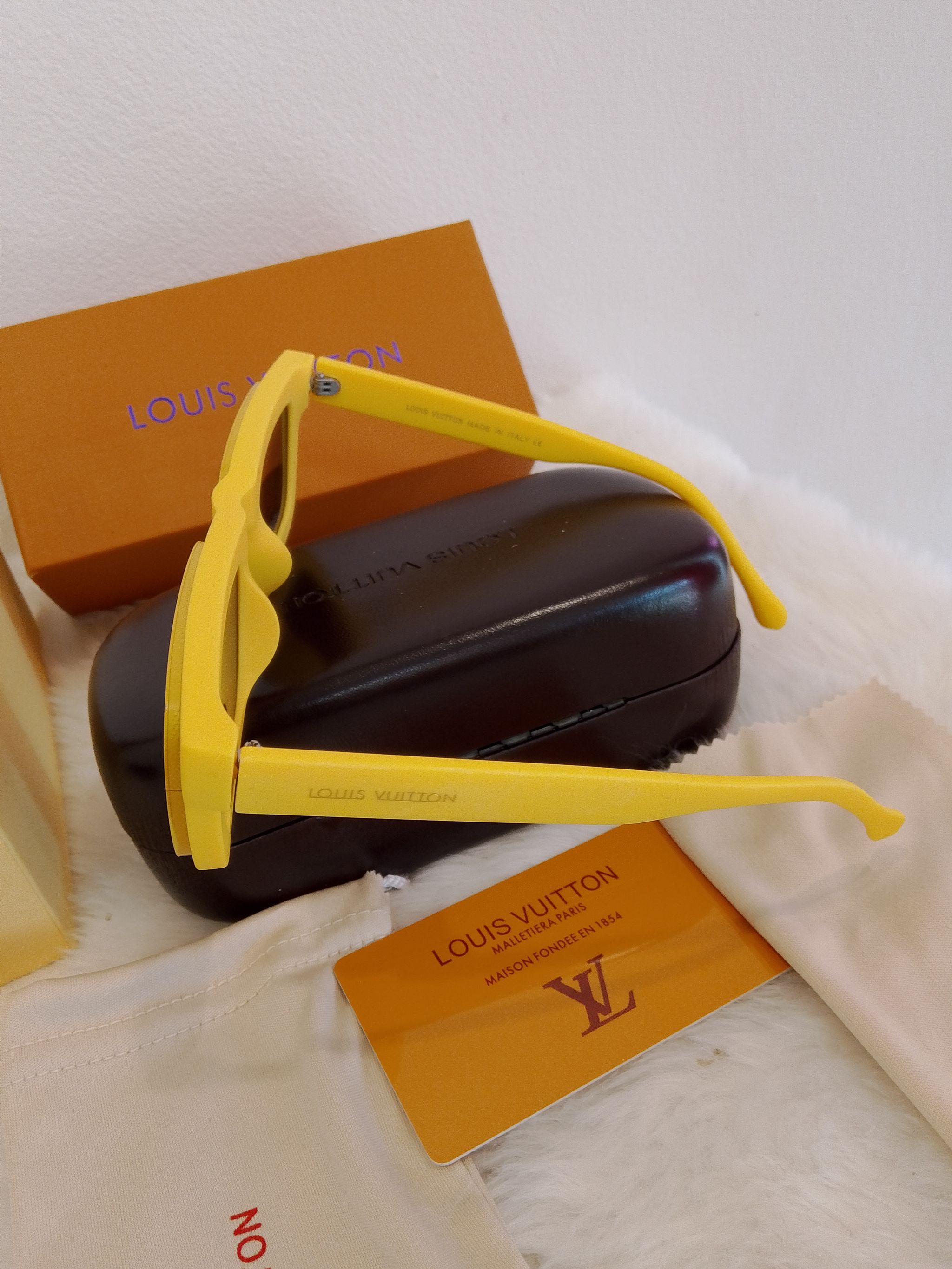 LV  exceptional quality sunshades ,frames crafted from modern rubber-effect nylon_2