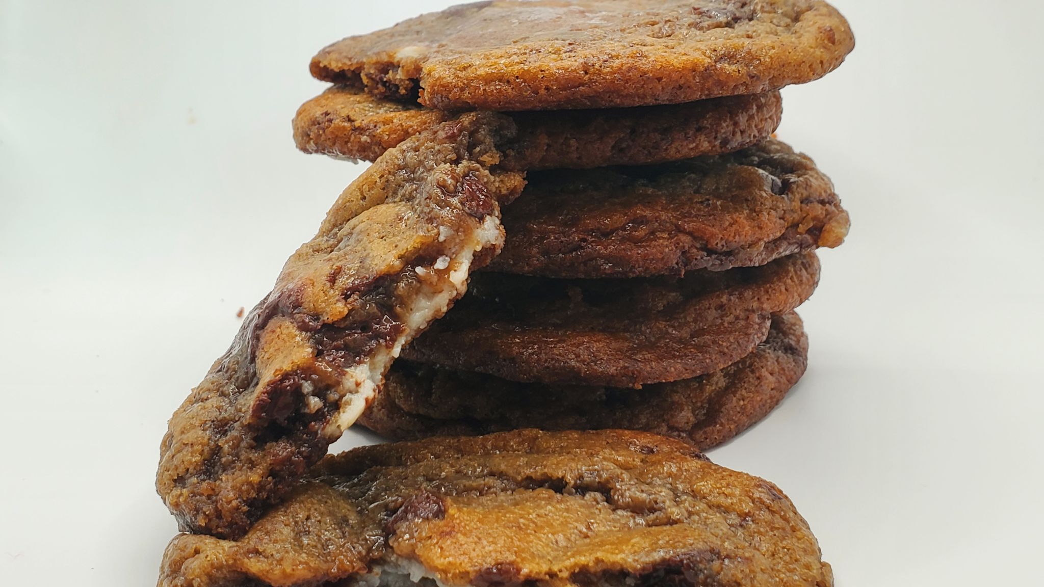 Cheesecake Stuffed Chocolate Chip Cookie_0