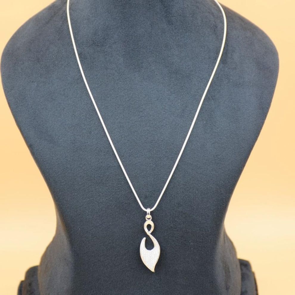 Silver lustrous locket pendant for women_2