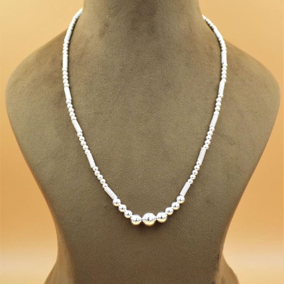 Silver graceful adorn neck chain for women_1