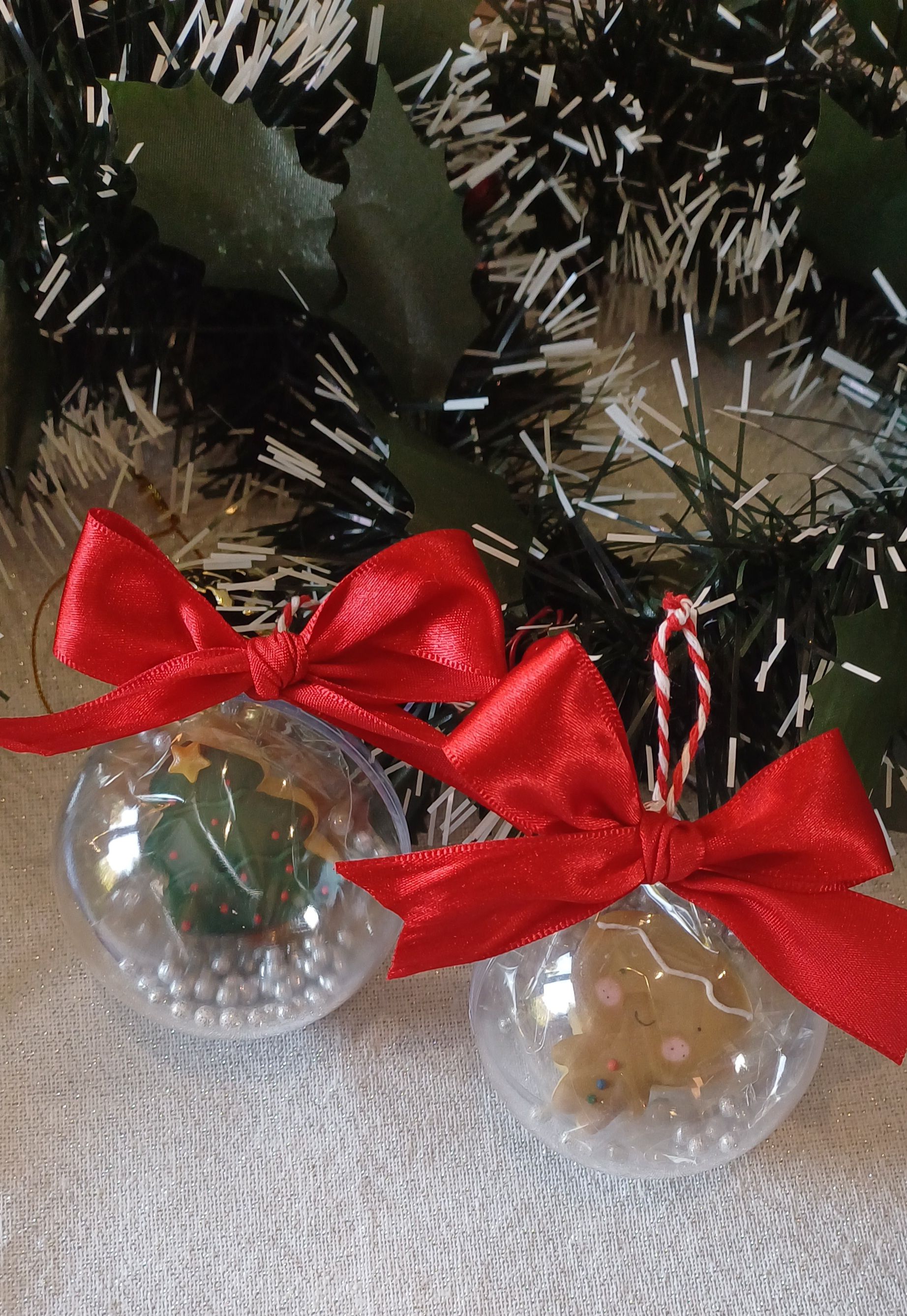 Christmas tree baubles_0