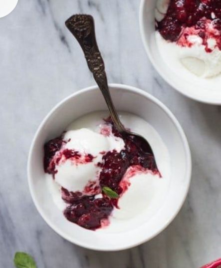 Ice cream and berry coulis tub _0