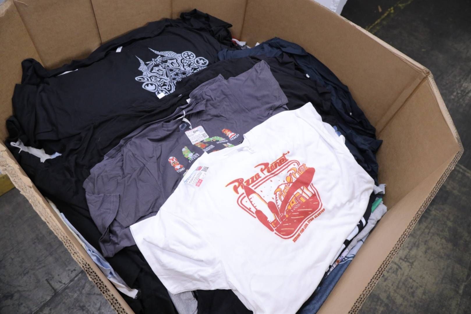 Irregulars Unmanifested Pallets of Assorted Licensed T Shirts for Men, Women & Children _3