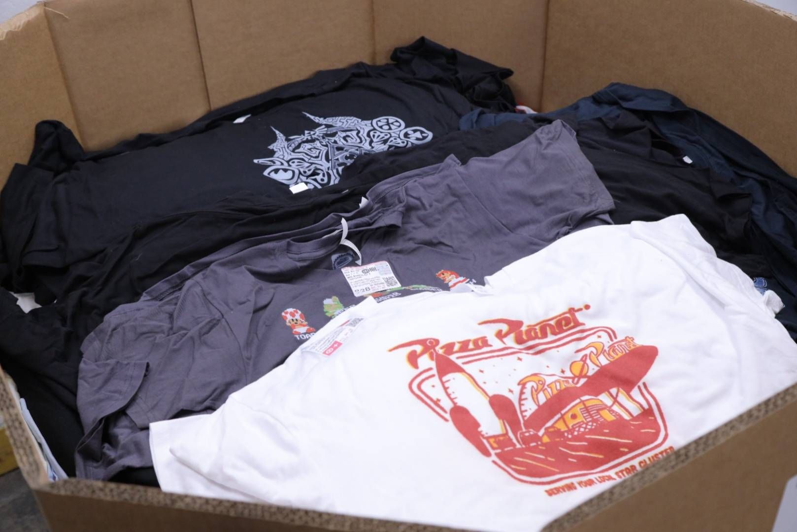 Irregulars Unmanifested Pallets of Assorted Licensed T Shirts for Men, Women & Children _5