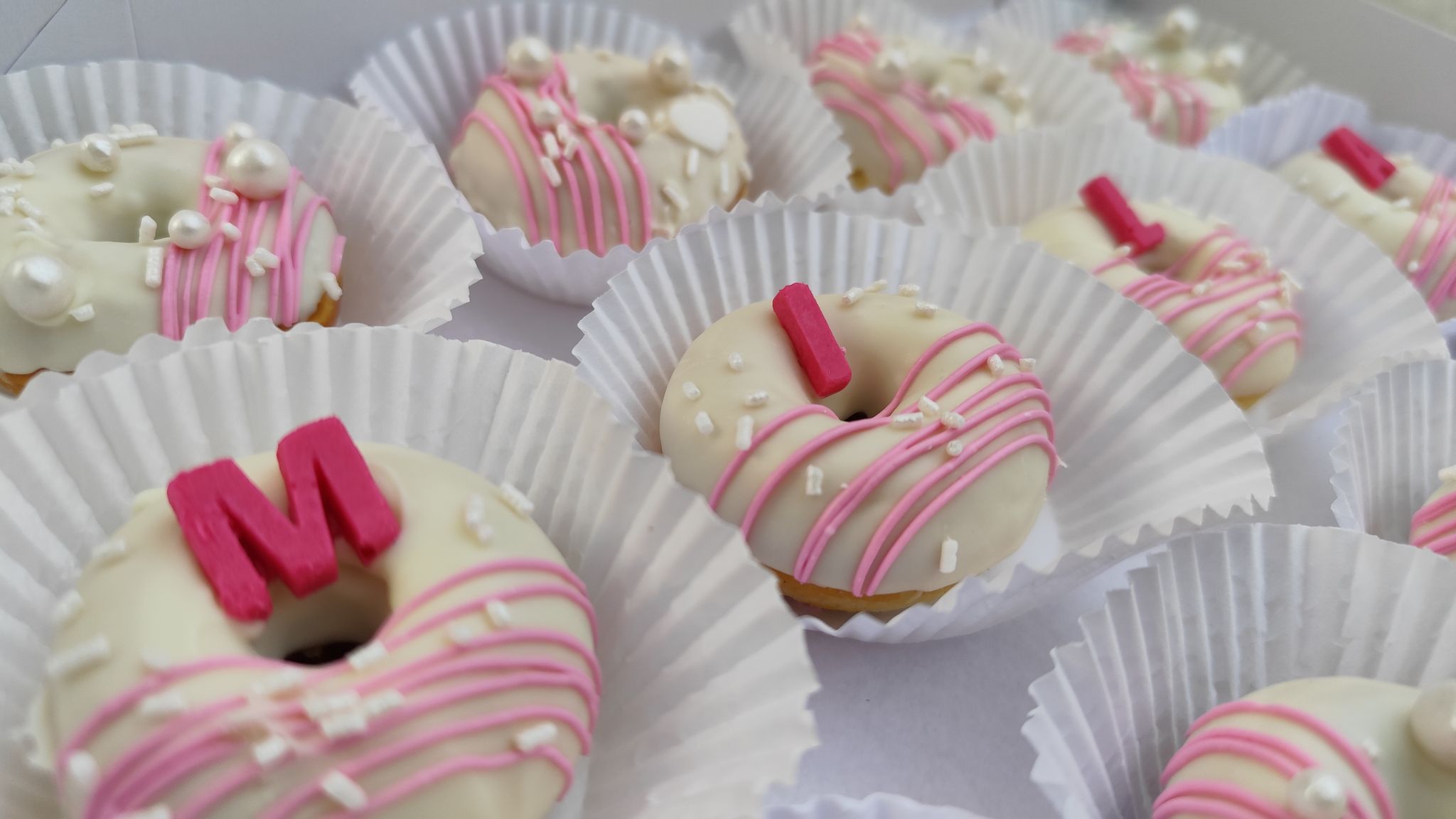 Caixa com 12 Mini Cake Donuts personalizados_0