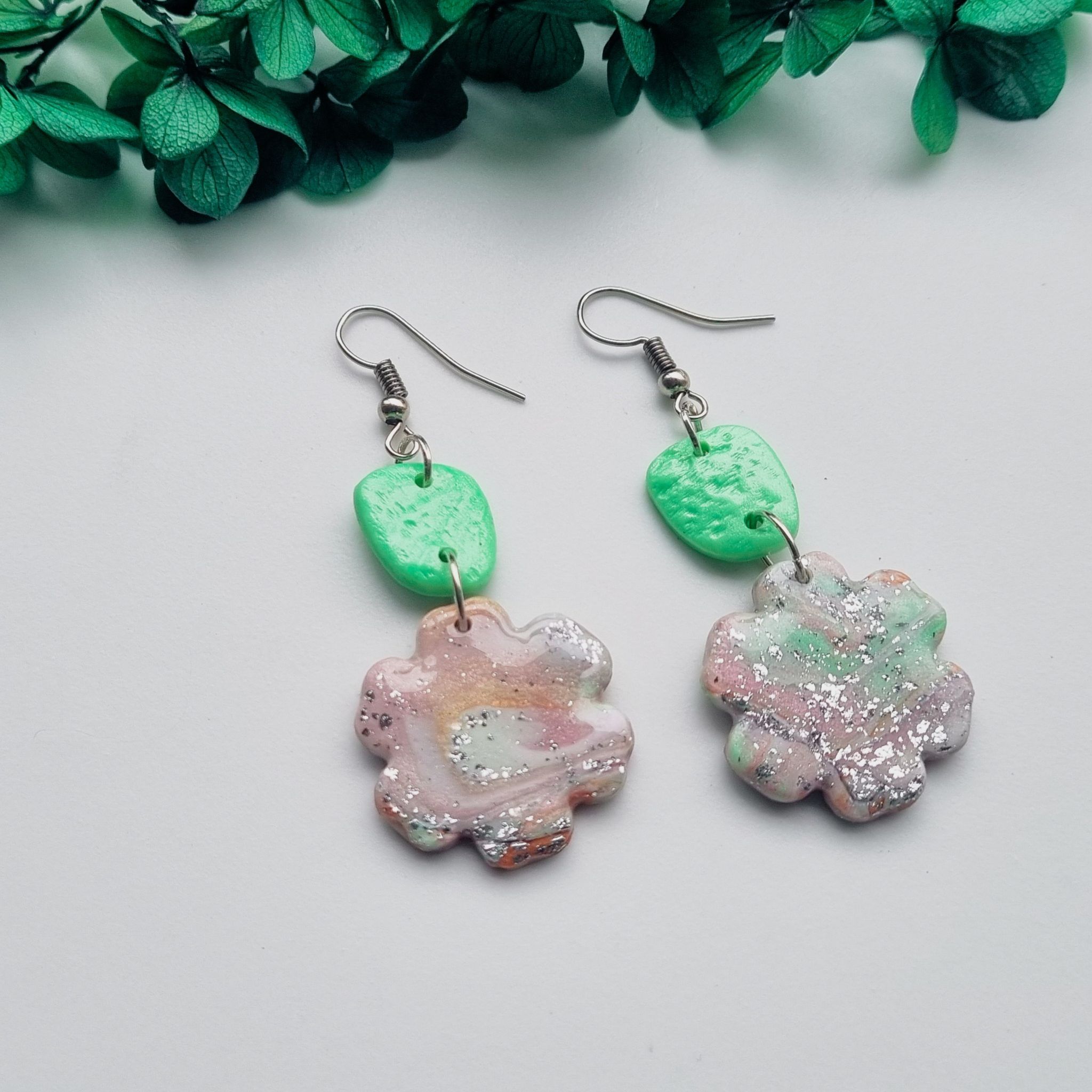 Metalic Green pebble & flower _0