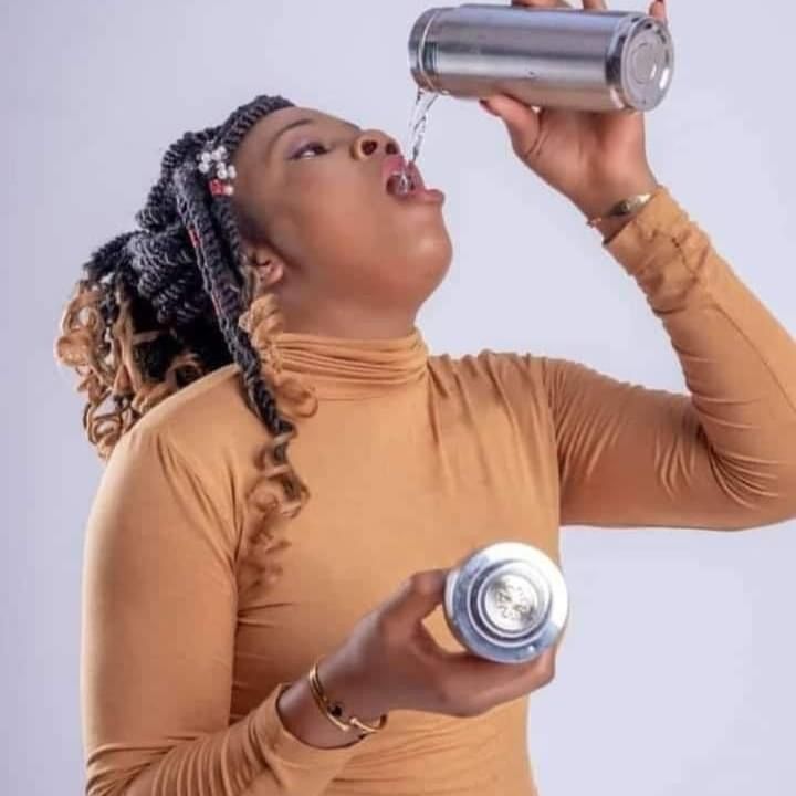 Le gobelet alcalin Longrich est assez spécial. Il transforme toute eau, acide ou neutre en une eau alcaline ionisée de pH 7,45 à 8 saine et potable.  Assure un approvisionnement en eau purifiée et un pH équilibré tout le temps grâce à l’élimination de l’excès Il élimine le chlore et les métaux nocifs Une enquête menée par l’OMS a révélé que près de 80% des maladies humaines sont dues à l’eau potable impure.  Boire de l’eau alcaline ionisée contribue au maintien de l’équilibre acide/basique dans notre corps. Le niveau d’alcalinité est en effet très important, car les recherches ont déjà prouvé que les bactéries et maladies ne peuvent pas survivre dans un état alcalin, mais qu’elles ont tendance à prospérer dans un environnement acide._2