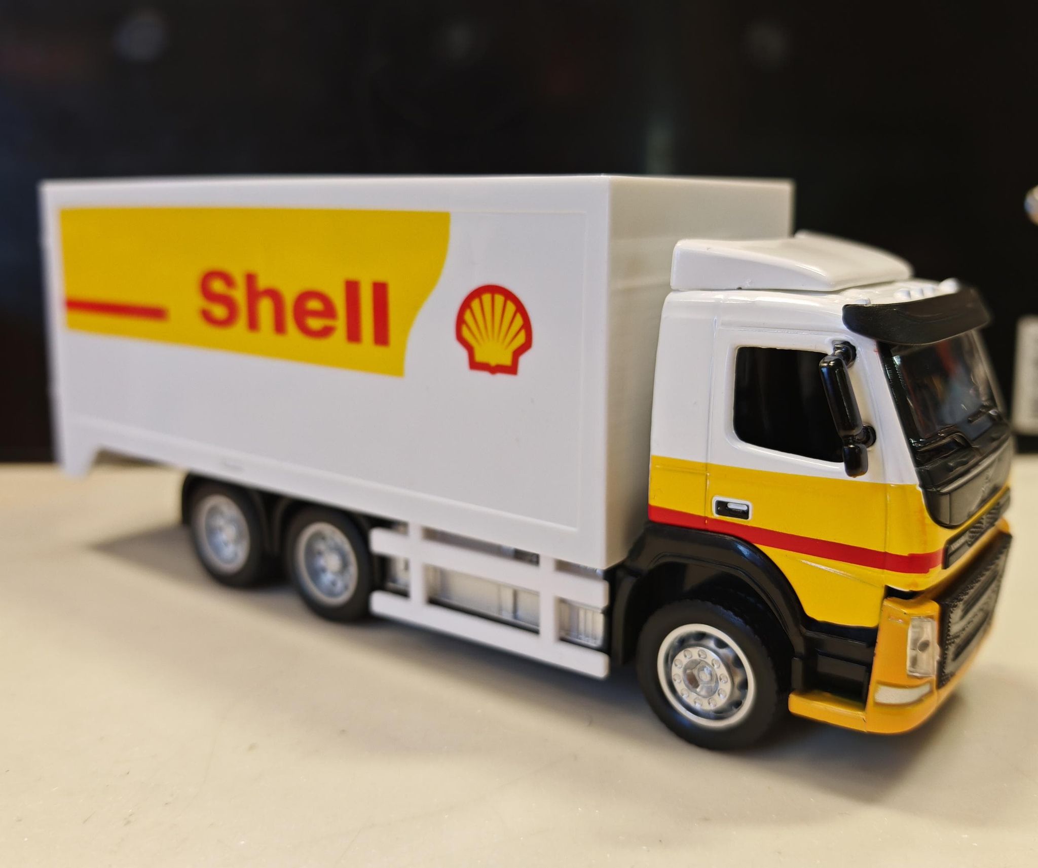 1:50 Shell Volvo Courier Truck_2